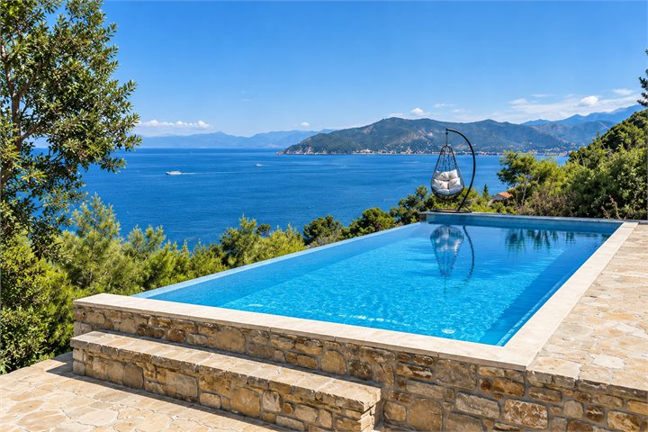 Infinity Pool realizzata da A.R. Piscine — 1