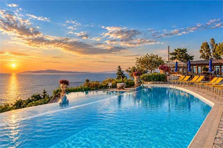 Infinity Pool realizzata da A.R. Piscine — 3