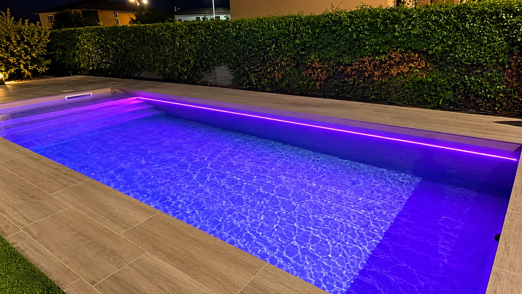 Atmosfera luminosa della piscina, variante 3